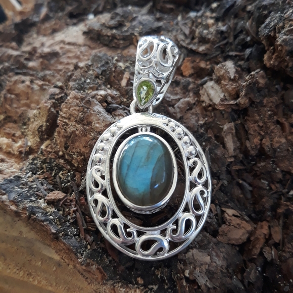 Sterling Silver Blue Labradorite Pendant - Picture 14 of 15
